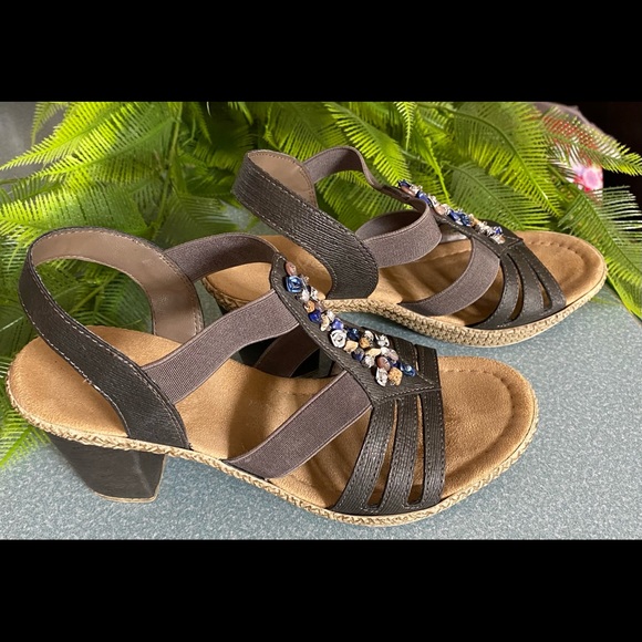 Ladies sandal - Picture 2 of 3